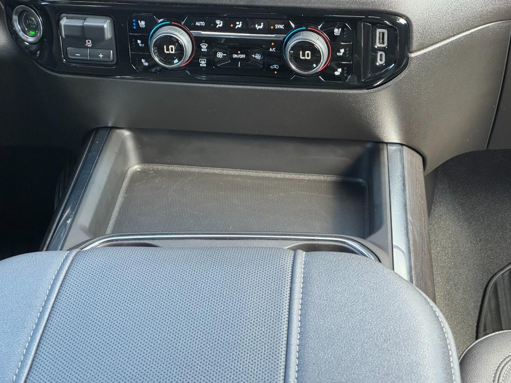 Chevrolet Silverado 2500HD Vehicle Full-screen Gallery Image 14