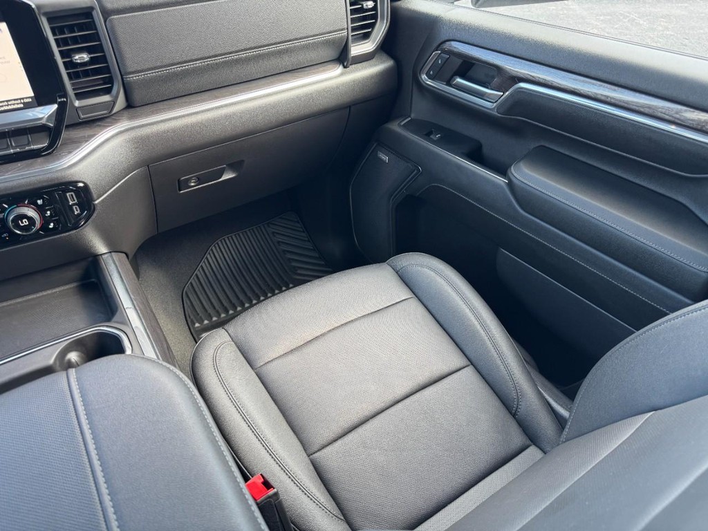 Chevrolet Silverado 2500HD Vehicle Full-screen Gallery Image 15