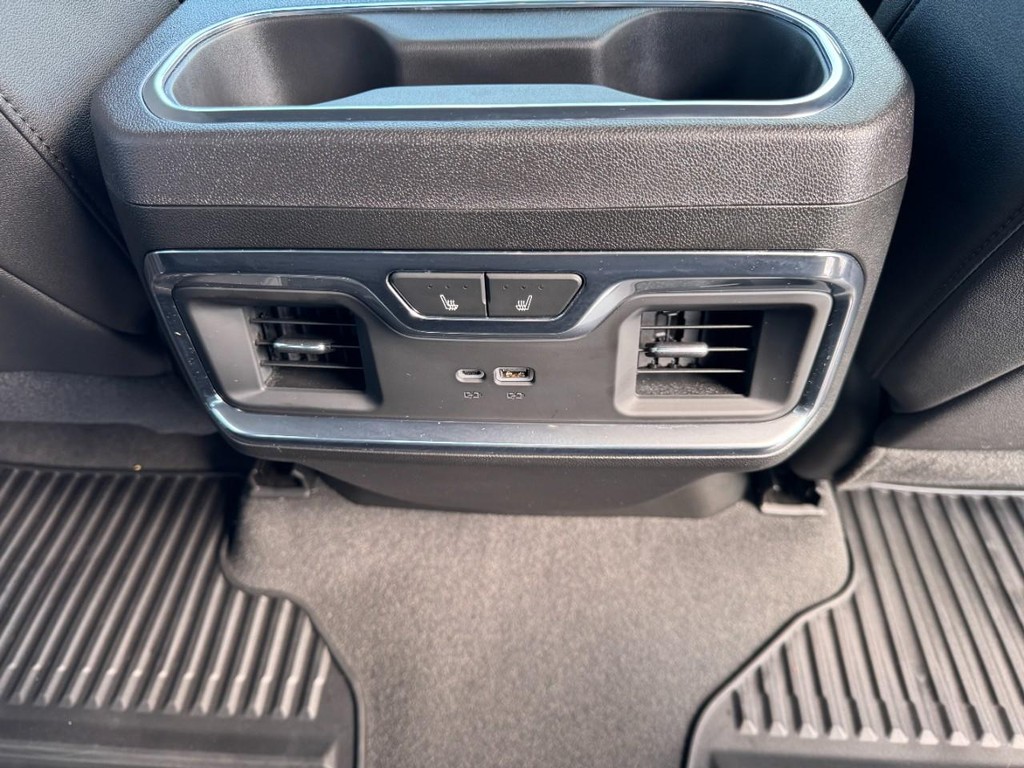 Chevrolet Silverado 2500HD Vehicle Full-screen Gallery Image 16