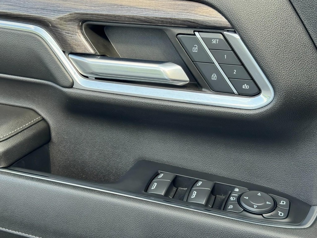 Chevrolet Silverado 2500HD Vehicle Full-screen Gallery Image 23