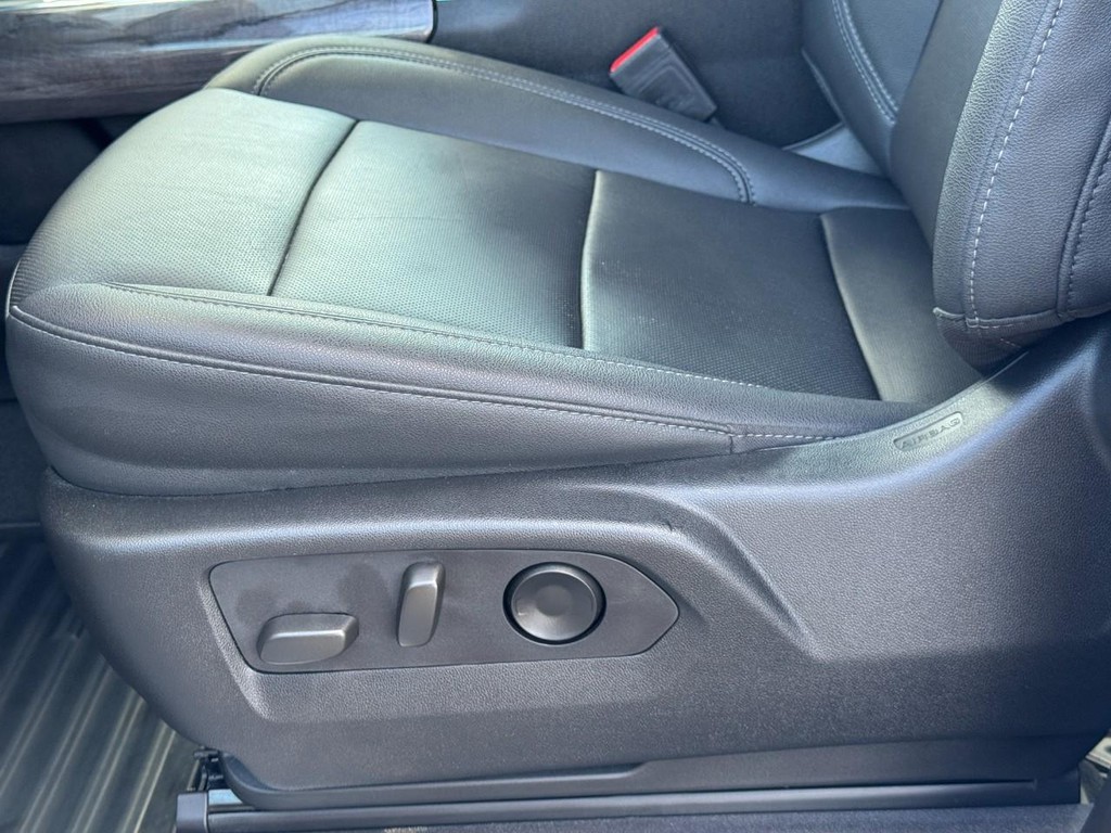 Chevrolet Silverado 2500HD Vehicle Full-screen Gallery Image 24