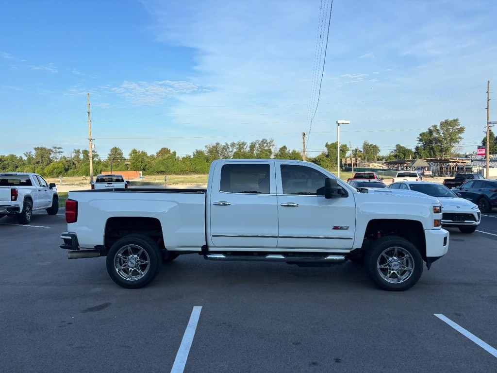 Chevrolet Silverado 2500HD Vehicle Full-screen Gallery Image 04