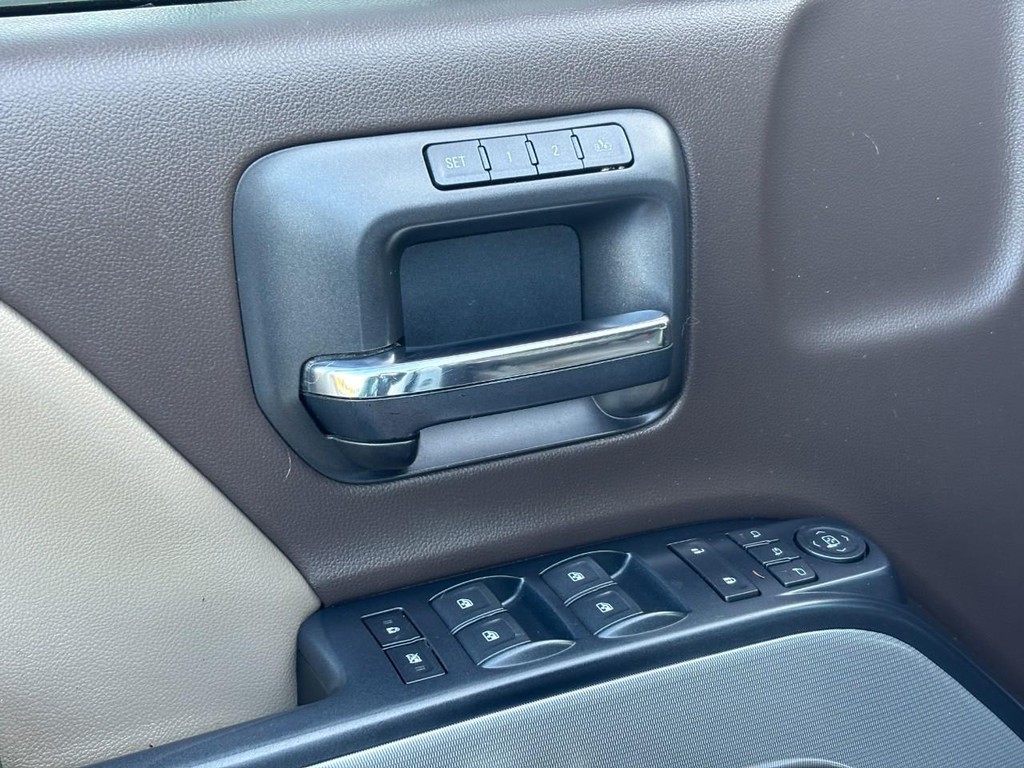 Chevrolet Silverado 2500HD Vehicle Full-screen Gallery Image 16