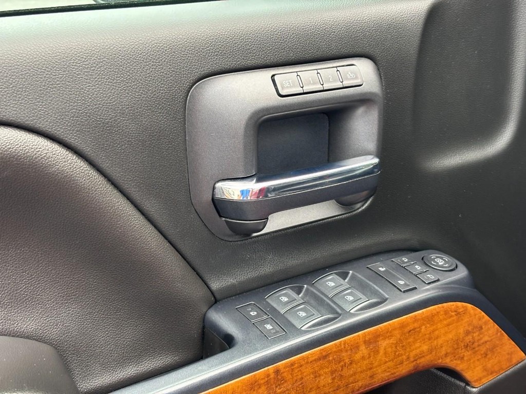 Chevrolet Silverado 2500HD Vehicle Full-screen Gallery Image 16