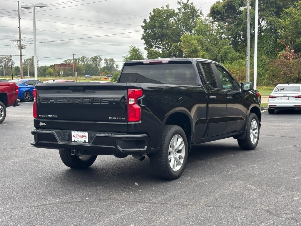 Chevrolet Silverado 1500 LTD Vehicle Full-screen Gallery Image 03