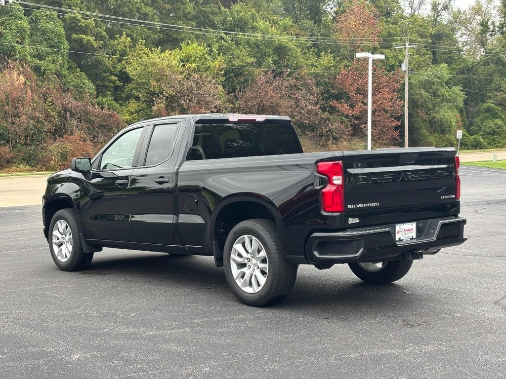 Chevrolet Silverado 1500 LTD Vehicle Full-screen Gallery Image 05