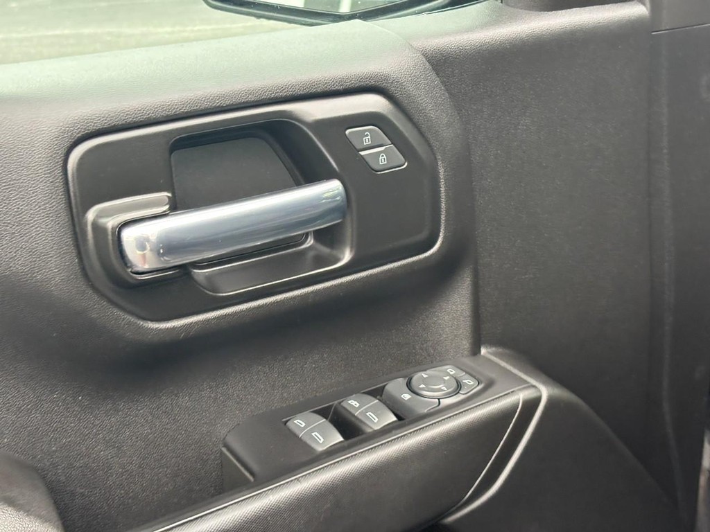Chevrolet Silverado 1500 LTD Vehicle Full-screen Gallery Image 16