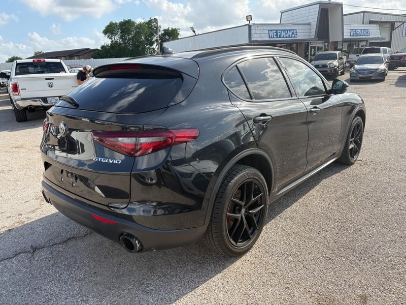 Alfa Romeo Stelvio Vehicle Image 04