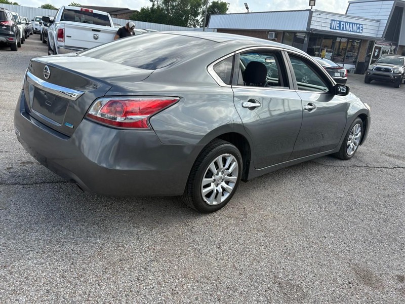 Nissan Altima Vehicle Image 04