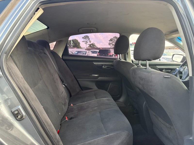 Nissan Altima Vehicle Image 05