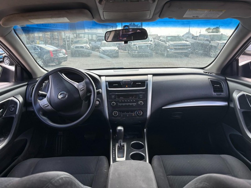 Nissan Altima Vehicle Image 06