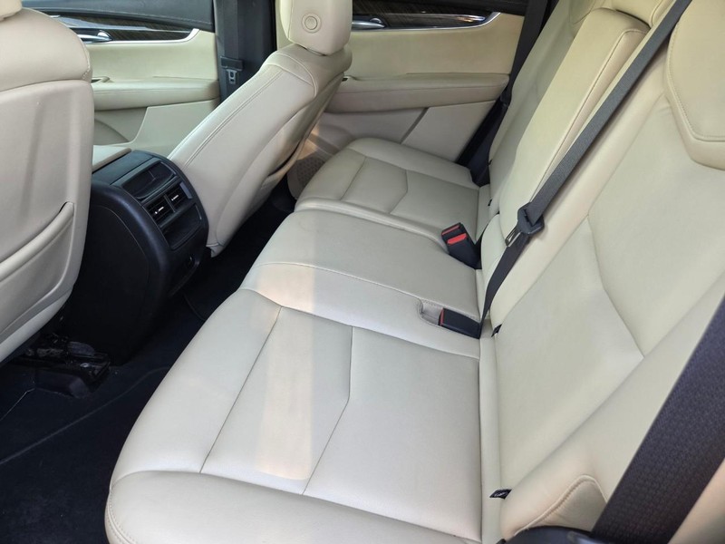 Cadillac XT5 Vehicle Image 09