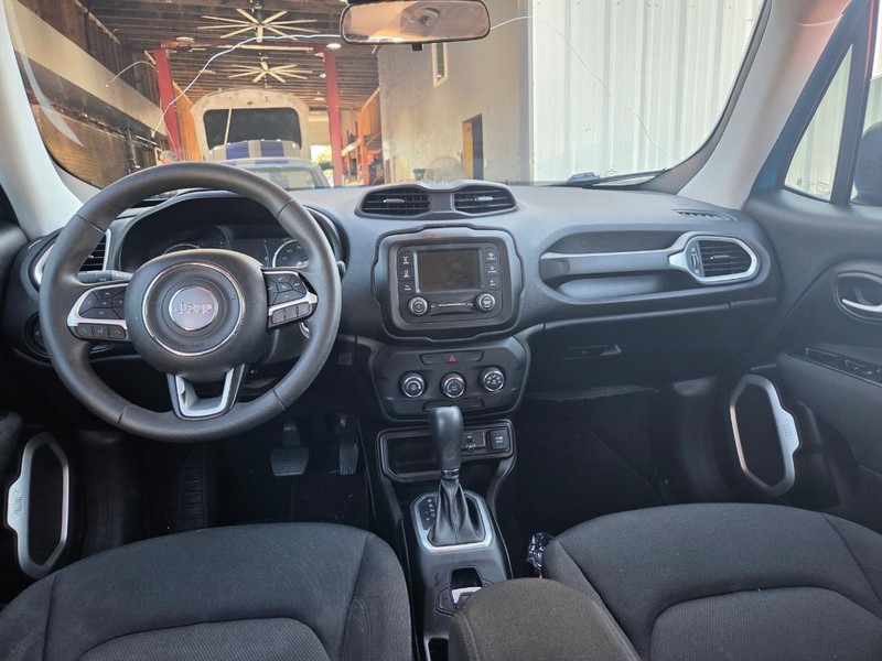 Jeep Renegade Vehicle Image 12