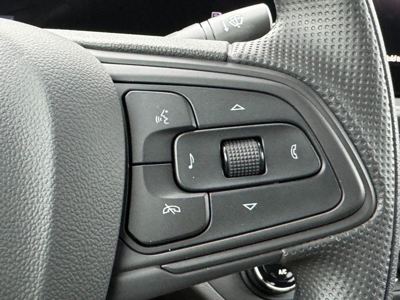 Buick Envista Vehicle Image 11