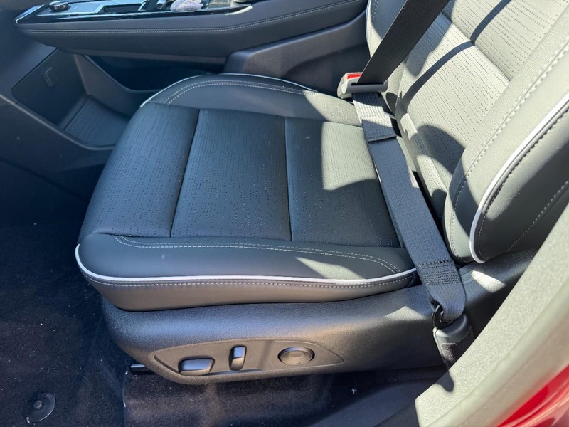 Buick Enclave Vehicle Image 17