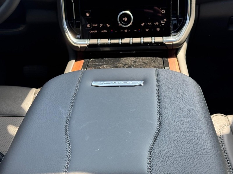 GMC Yukon XL Vehicle Image 10