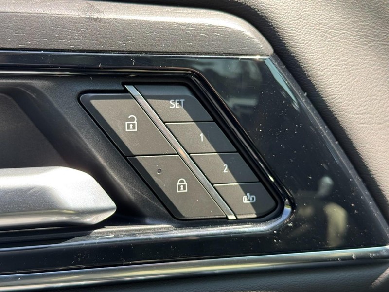 GMC Yukon XL Vehicle Image 11