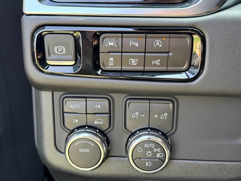 GMC Yukon XL Vehicle Image 12