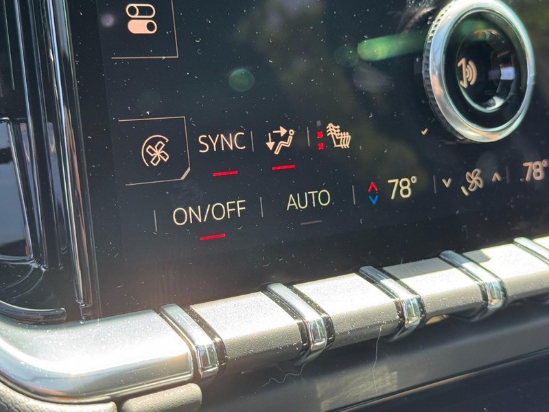 GMC Yukon XL Vehicle Image 15