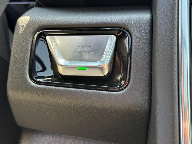GMC Yukon XL Vehicle Image 16