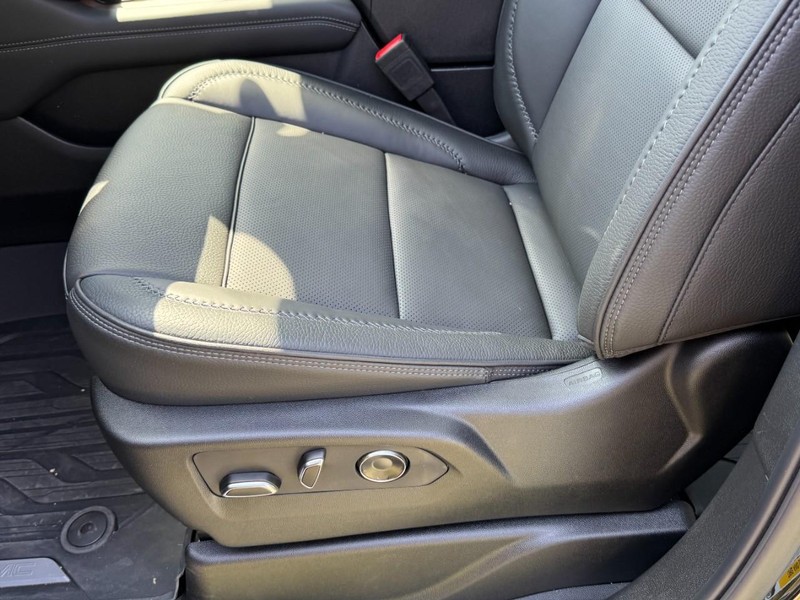 GMC Yukon XL Vehicle Image 20