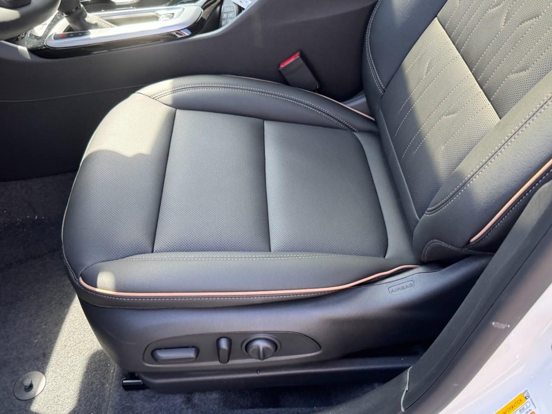 Buick Envista Vehicle Image 16