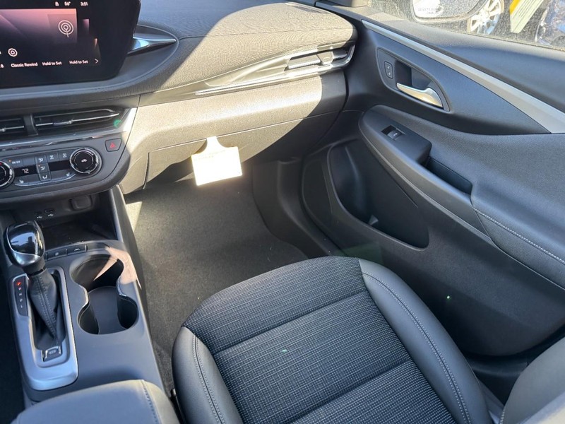 Buick Envista Vehicle Image 10