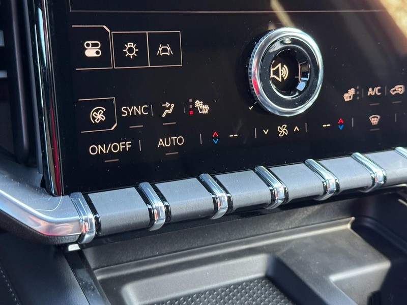 GMC Acadia Vehicle Image 13