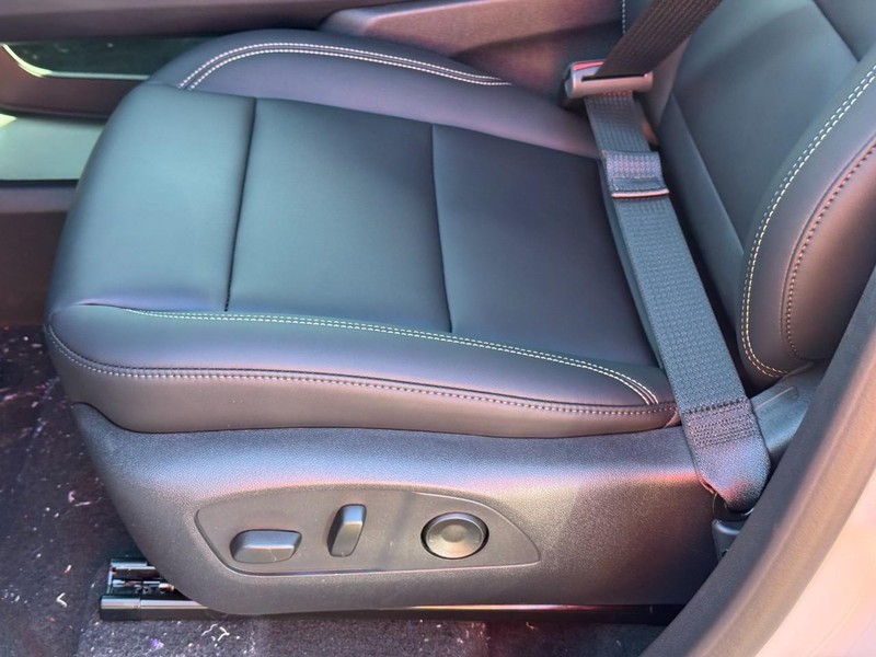 GMC Acadia Vehicle Image 16