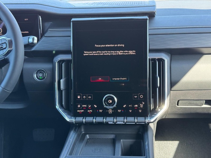 GMC Acadia Vehicle Image 09