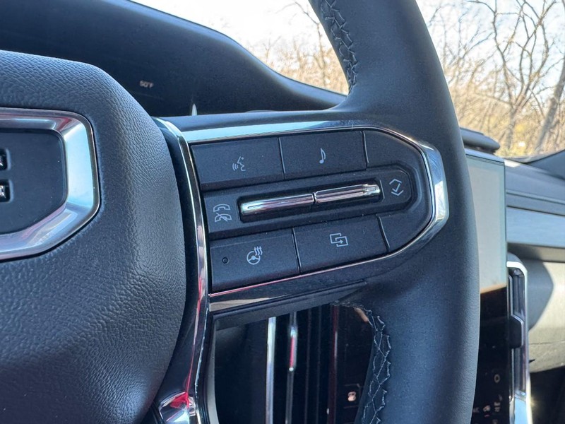 GMC Acadia Vehicle Image 13