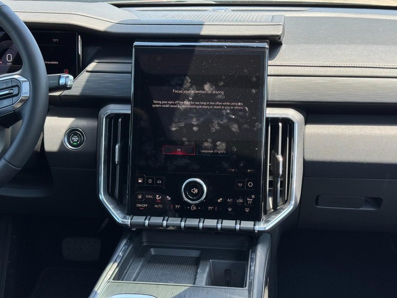 GMC Acadia Vehicle Image 08