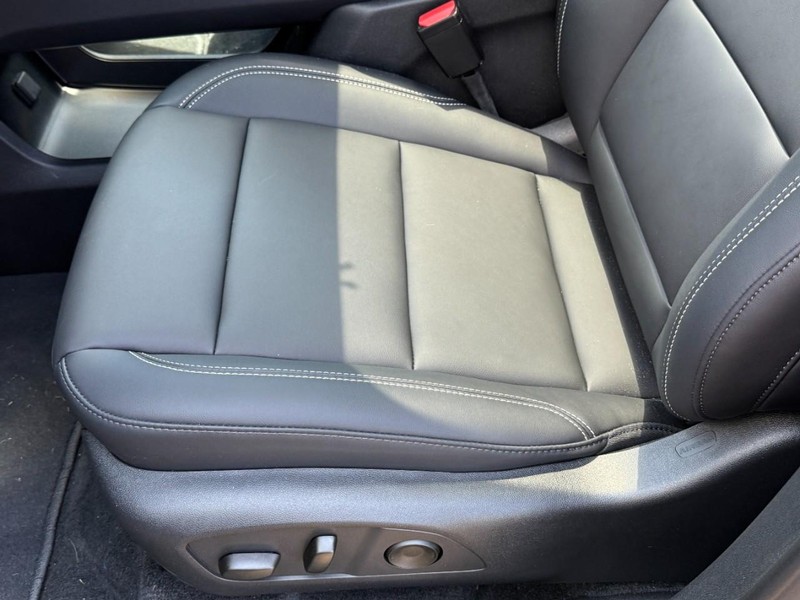 GMC Acadia Vehicle Image 14