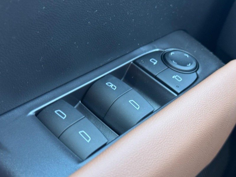 GMC Canyon Vehicle Image 15