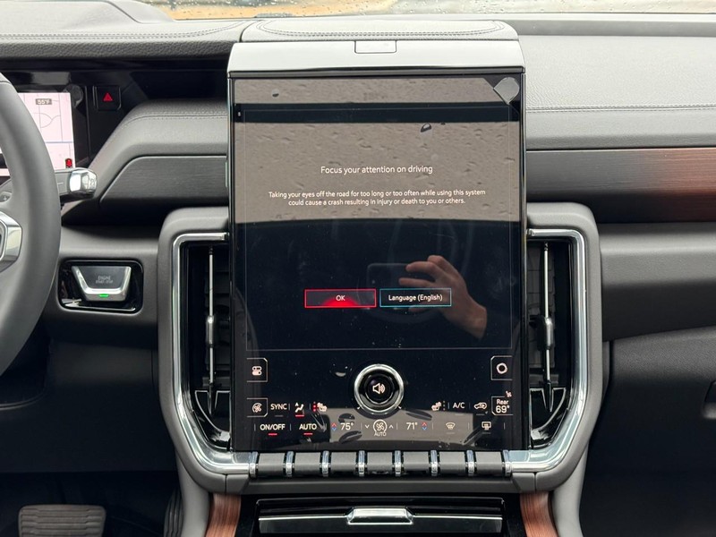 GMC Yukon Vehicle Image 09