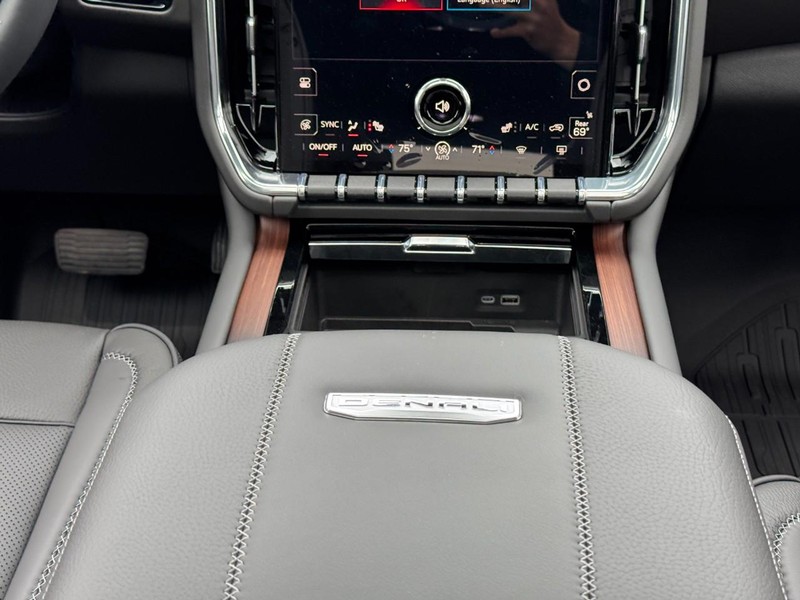 GMC Yukon Vehicle Image 10