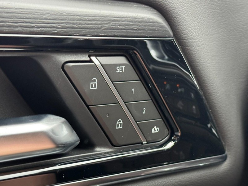 GMC Yukon Vehicle Image 11