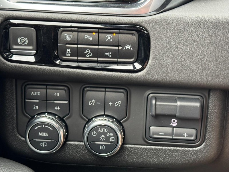 GMC Yukon Vehicle Image 12