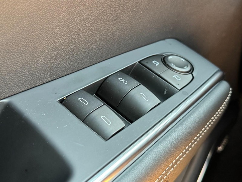 GMC Acadia Vehicle Image 15
