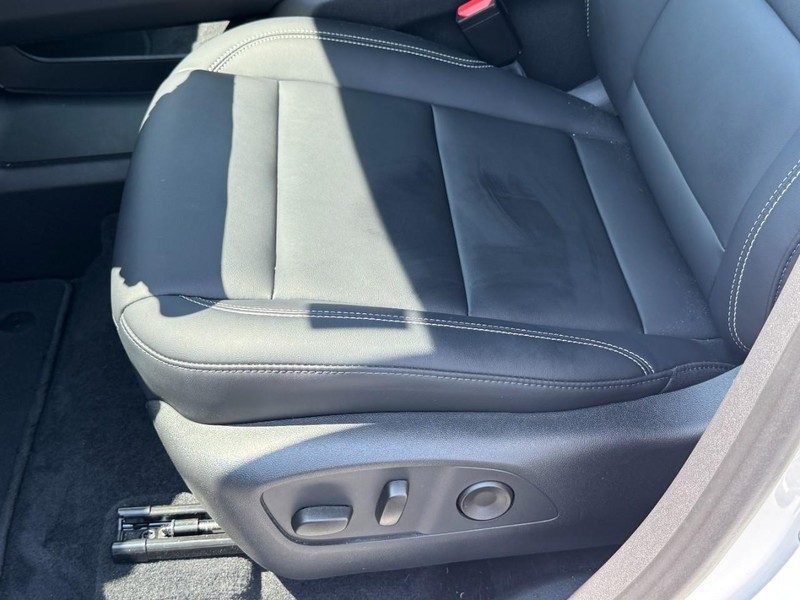 GMC Acadia Vehicle Image 16