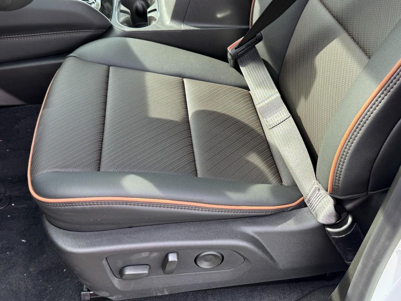 GMC Canyon Vehicle Image 17