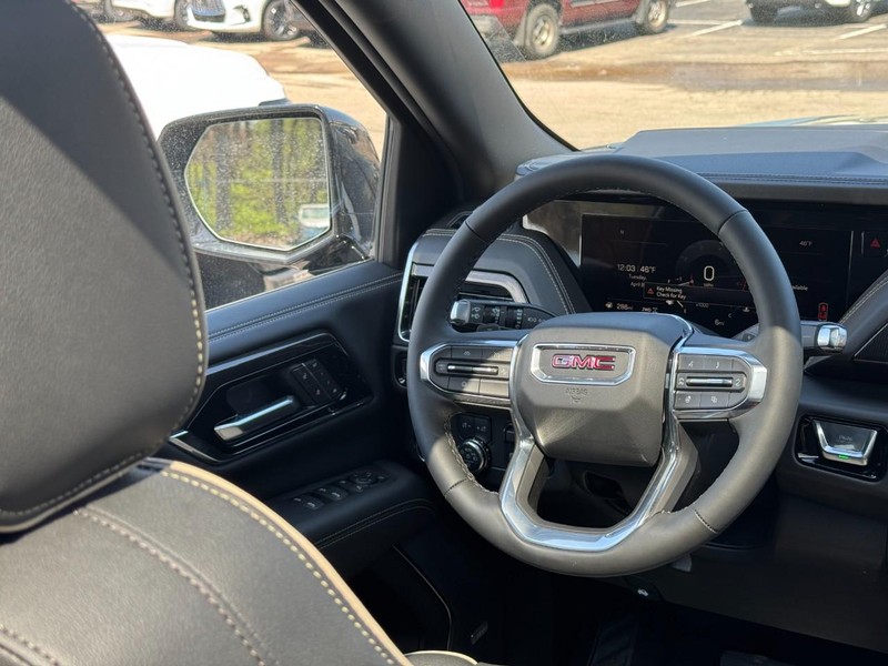 GMC Yukon XL Vehicle Image 09