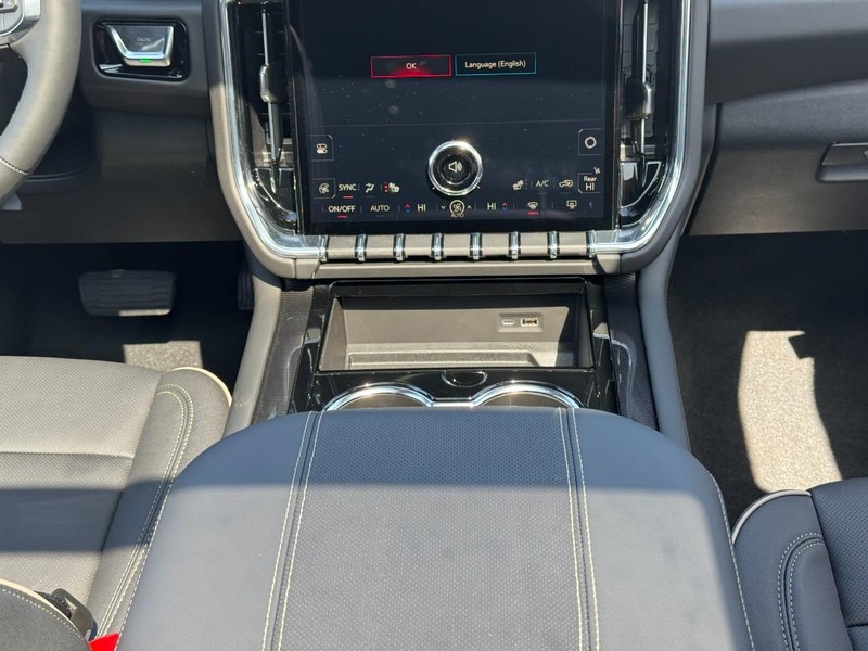 GMC Yukon XL Vehicle Image 11
