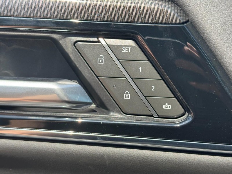 GMC Yukon XL Vehicle Image 12