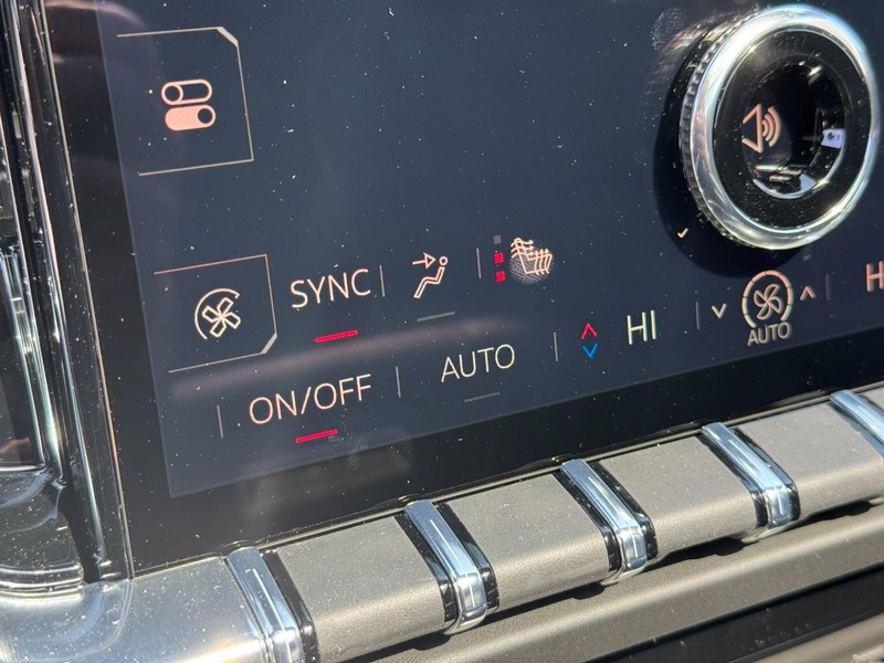 GMC Yukon XL Vehicle Image 16