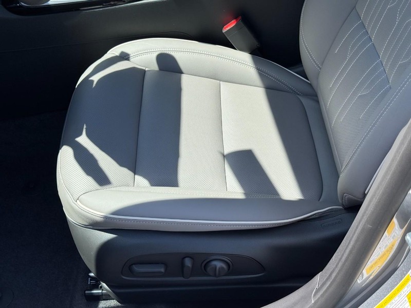 Buick Envista Vehicle Image 15