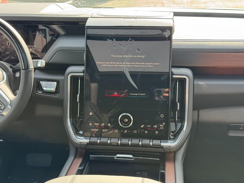 GMC Yukon XL Vehicle Image 09