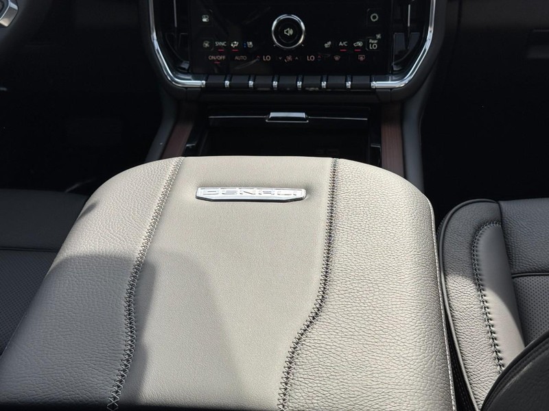 GMC Yukon XL Vehicle Image 10