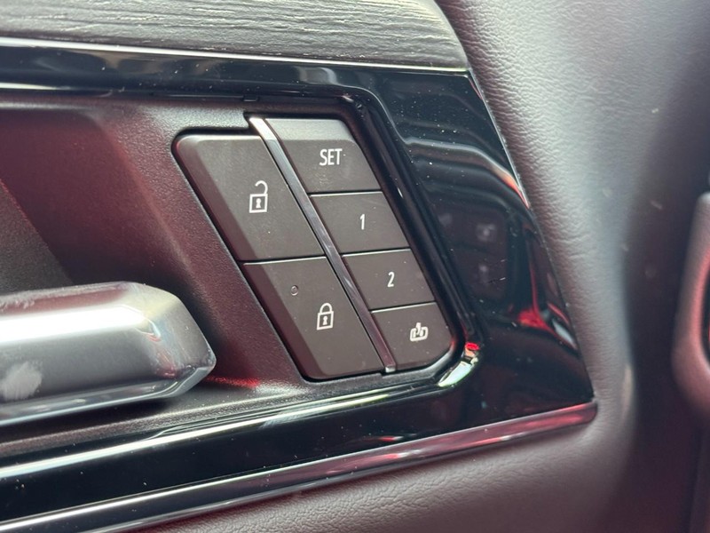 GMC Yukon XL Vehicle Image 11