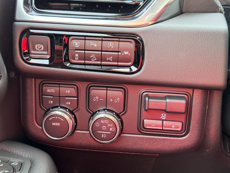 GMC Yukon XL Vehicle Image 12